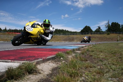 Max auf seiner Honda im Omega unter kritischen Blicken vom Meister