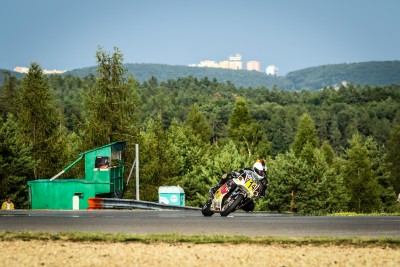 Freie Fahrt, im Hintergrund die Stadt Brno und man sieht auf dem Foto sehr schön wie steil es da bergauf geht.