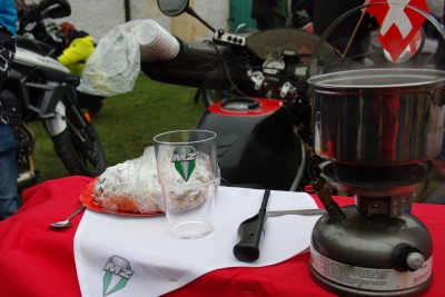 Motorradfahren als Beitrag zur Völkerverständigung. Glühwein und Stollen unter schweizer Flagge.