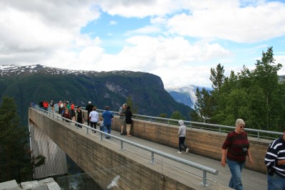 Norwegischer Skywalk mit Blick auf den Sognefjord, wo auch Tümmler (Delfine) fischten.