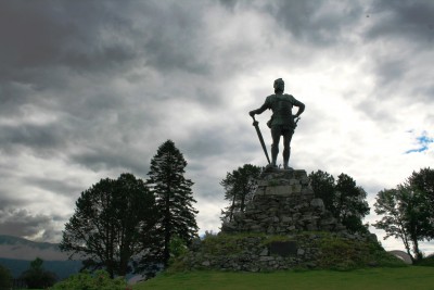Fridtjovpark in Vangsnes. Hier steht die Bronzestatue des Wikingers Fridtjov den Frøkne (des Tapferen), ein Geschenk von Kaiser Wilhelm II. an die Norweger (1913). Vom Park aus bietet sich ein atemberaubender Ausblick auf den Sognefjord.